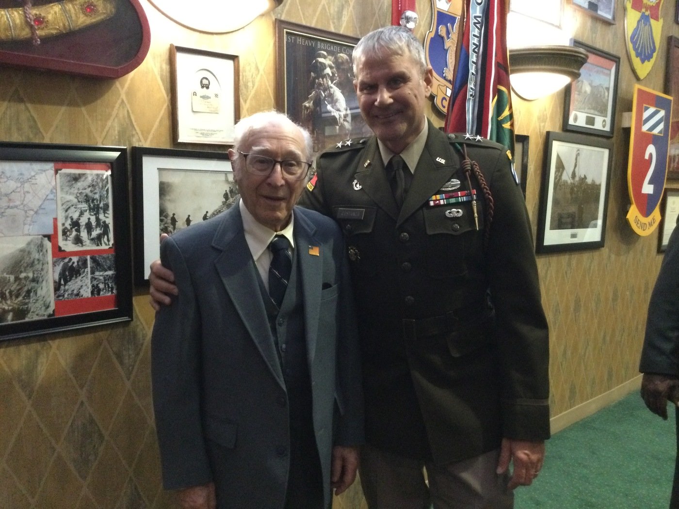 본문 이미지 - 미국의 윌리엄 보러 참전용사(왼쪽, 국가보훈부 제공)