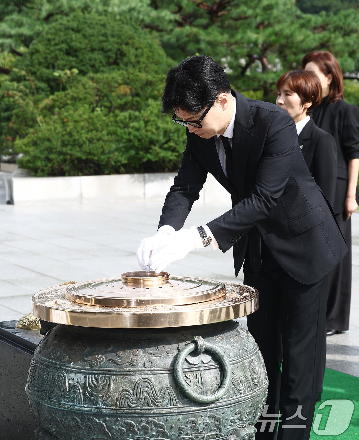 한동훈 국민의힘 당대표가 24일 오전 서울 동작구 국립서울현충원을 참배, 분향하고 있다. 2024.7.24/뉴스1 ⓒ News1 김민지 기자