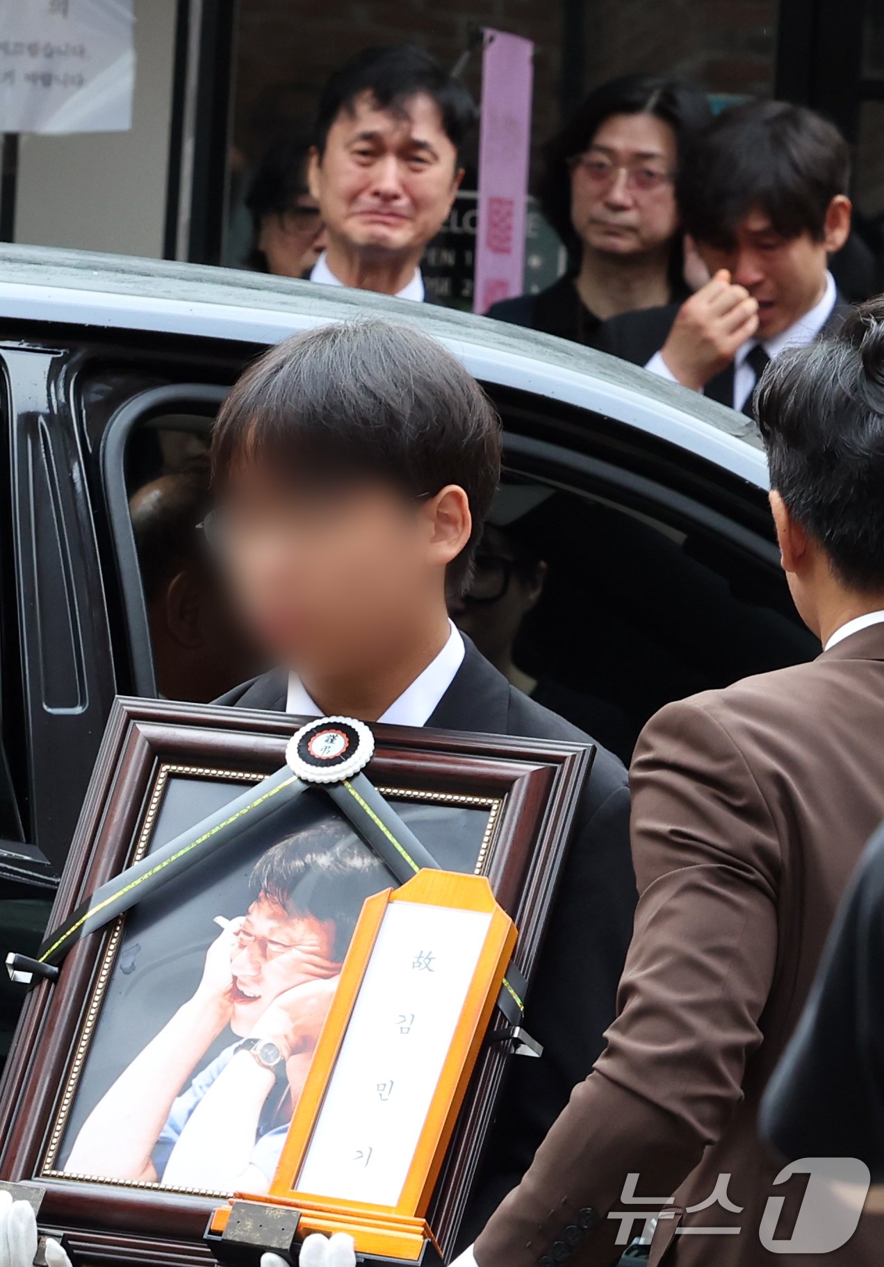 본문 이미지 - 20일 서울 종로구 대학로 아르코 꿈밭극장(옛 학전)에서 열린 고 김민기의 노제에서 고인의 영정이 운구되자 배우 설경구, 장현성이 슬퍼하고 있다. 2024.7.24/뉴스1 ⓒ News1 김명섭 기자