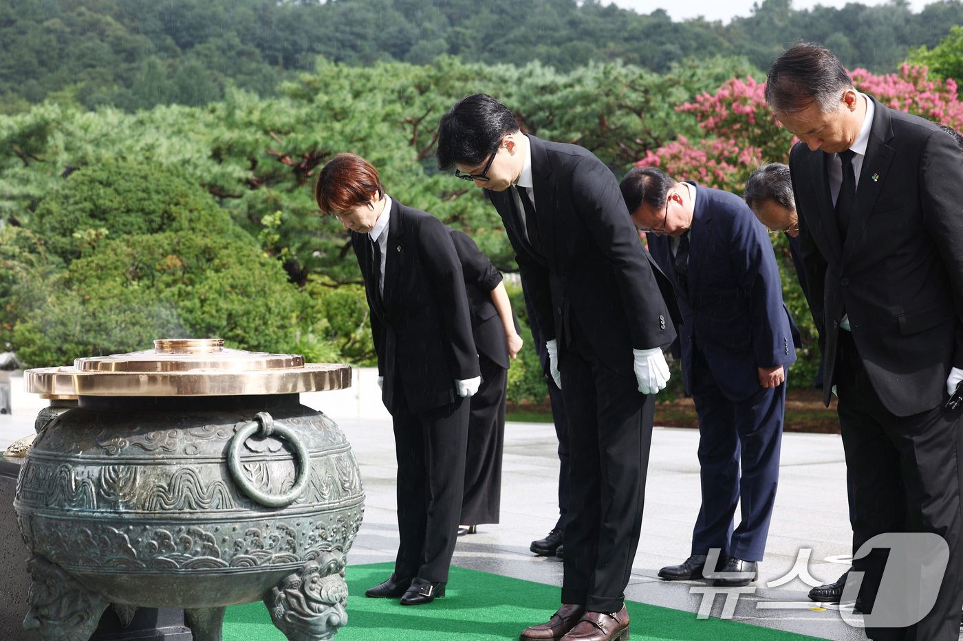 한동훈 국민의힘 당대표와 추경호 원내대표 등 지도부가 24일 오전 서울 동작구 국립서울현충원에서 참배하고 있다. 2024.7.24/뉴스1 ⓒ News1 김민지 기자