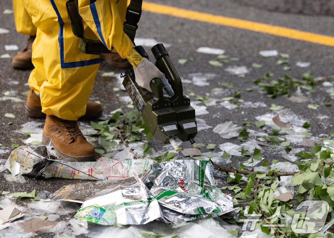 본문 이미지 - 북한이 대남 오물풍선을 살포한 24일 오전 서울 중구 정동길 인근에서 군 장병들이 내용물을 치우기 전 화생방 장비로 검측하고 있다. 2024.7.24/뉴스1 ⓒ News1 이재명 기자