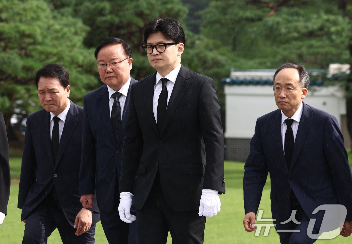 본문 이미지 - 한동훈 국민의힘 당대표와 추경호 원내대표 등 지도부가 24일 오전 서울 동작구 국립서울현충원에서 참배하고 있다. 2024.7.24/뉴스1 ⓒ News1 김민지 기자