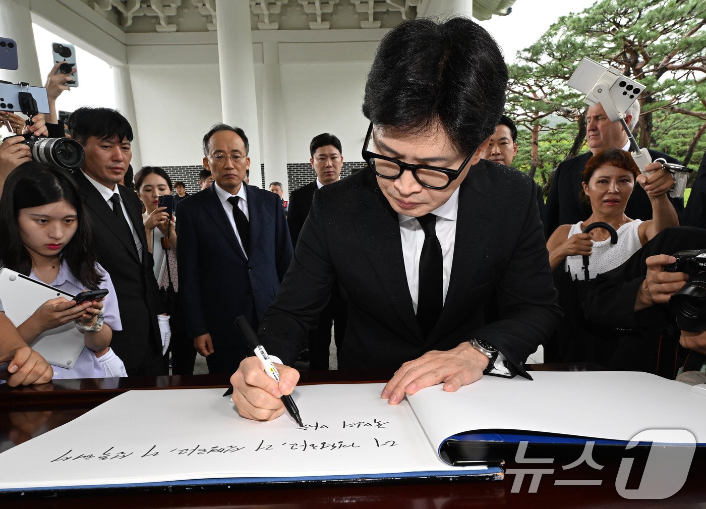 본문 이미지 - 한동훈 국민의힘 신임 대표가 신임 지도부와 24일 서울 동작구 국립현충원을 참배한 후 방명록을 남기고 있다. (공동취재) 2024.7.24/뉴스1 ⓒ News1 김민지 기자