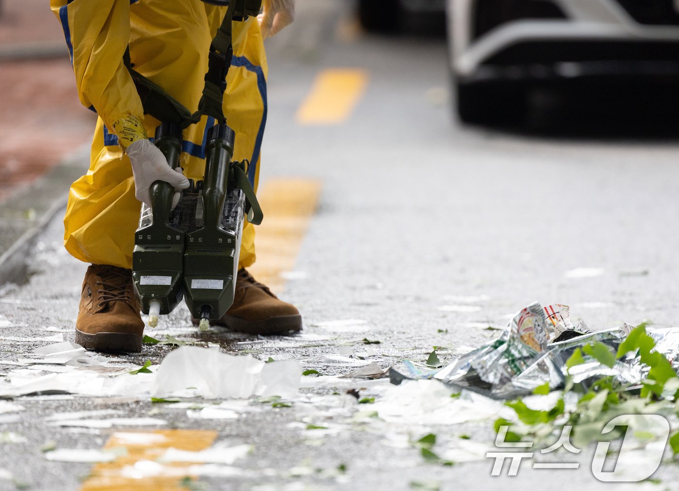 본문 이미지 - 북한이 대남 오물풍선을 살포한 24일 오전 서울 중구 정동길 인근에서 군 장병들이 내용물을 치우기 전 화생방 장비로 검측하고 있다. 2024.7.24/뉴스1 ⓒ News1 이재명 기자