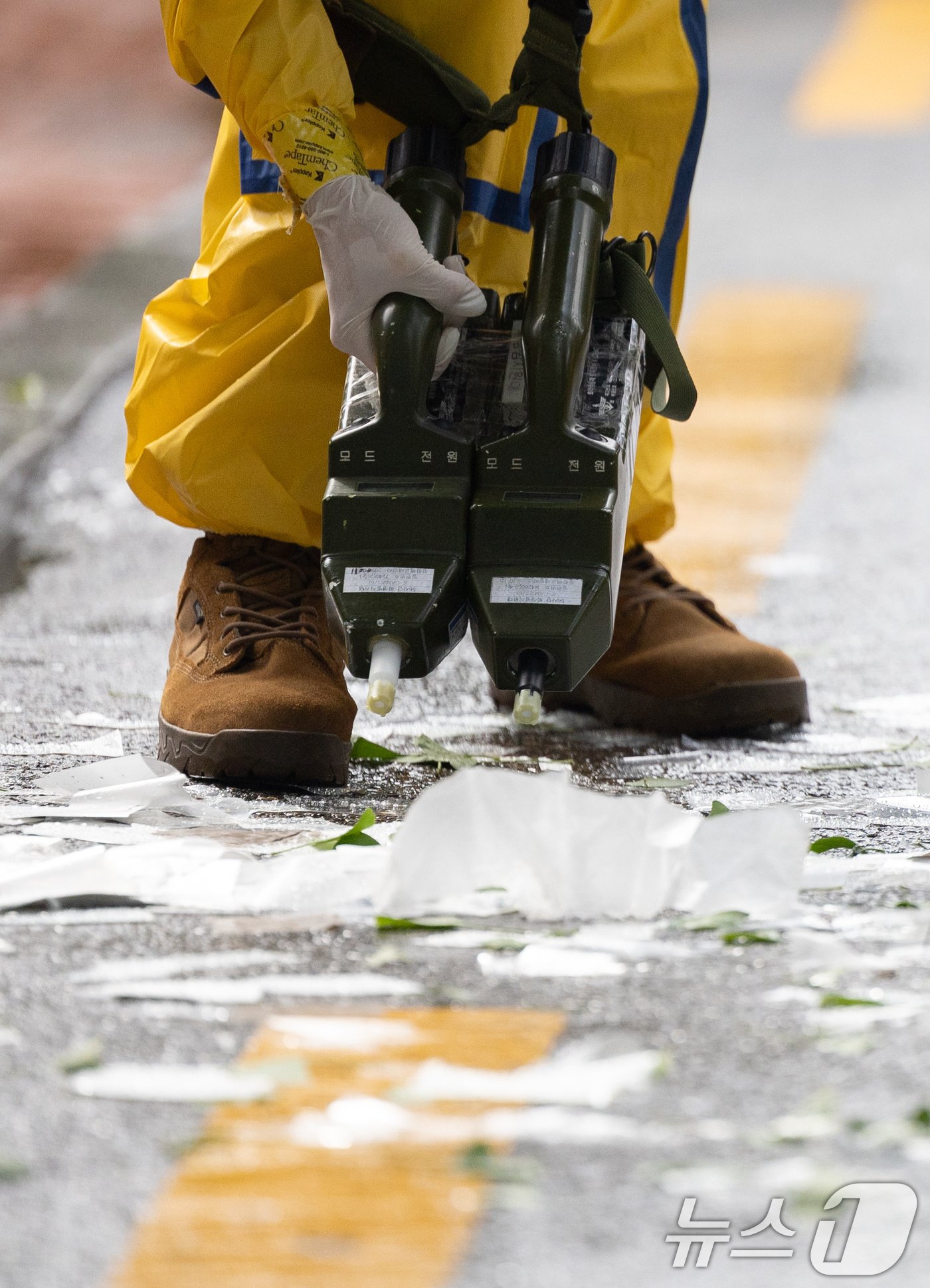 본문 이미지 - 북한이 대남 오물풍선을 살포한 24일 오전 서울 중구 정동길 인근에서 군 장병들이 내용물을 치우기 전 화생방 장비로 검측하고 있다. 2024.7.24/뉴스1 ⓒ News1 이재명 기자