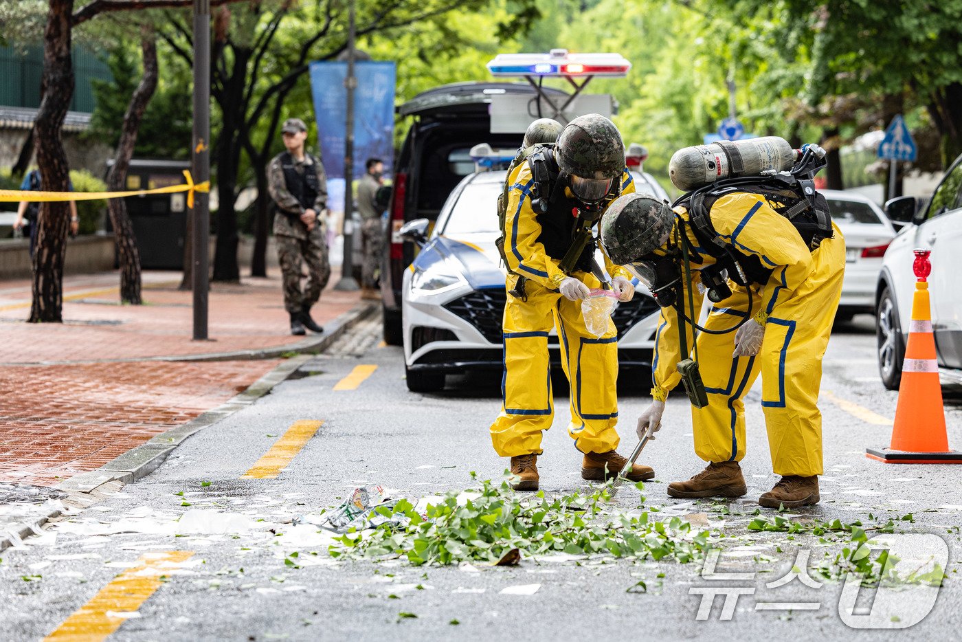 본문 이미지 - 북한이 대남 오물풍선을 살포한 24일 오전 서울 중구 정동길 인근에서 군 장병들이 내용물에 대한 검측을 마친 후 시료를 담고 있다. 2024.7.24/뉴스1 ⓒ News1 이재명 기자