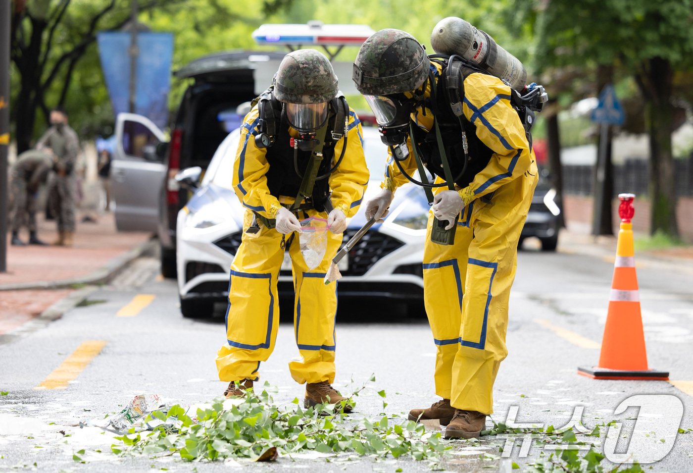 본문 이미지 - 북한이 대남 오물풍선을 살포한 24일 오전 서울 중구 정동길 인근에서 군 장병들이 내용물에 대한 검측을 마친 후 시료를 담고 있다. 2024.7.24/뉴스1 ⓒ News1 이재명 기자