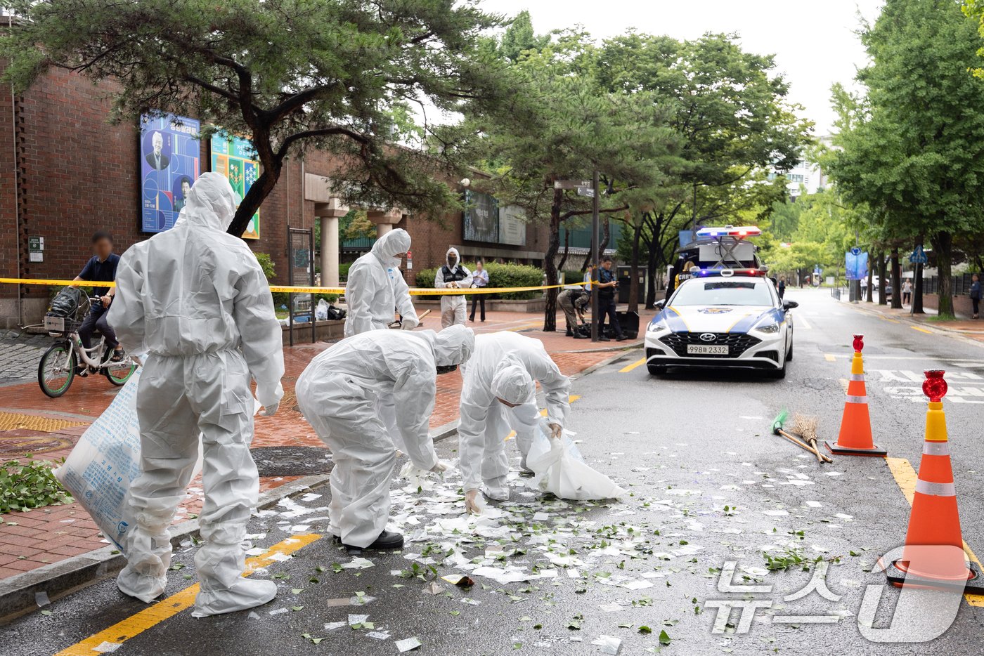 본문 이미지 - 북한이 대남 오물풍선을 살포한 24일 오전 서울 중구 정동길 인근에서 군 장병들이 내용물을 치우고 있다. 2024.7.24/뉴스1 ⓒ News1 이재명 기자