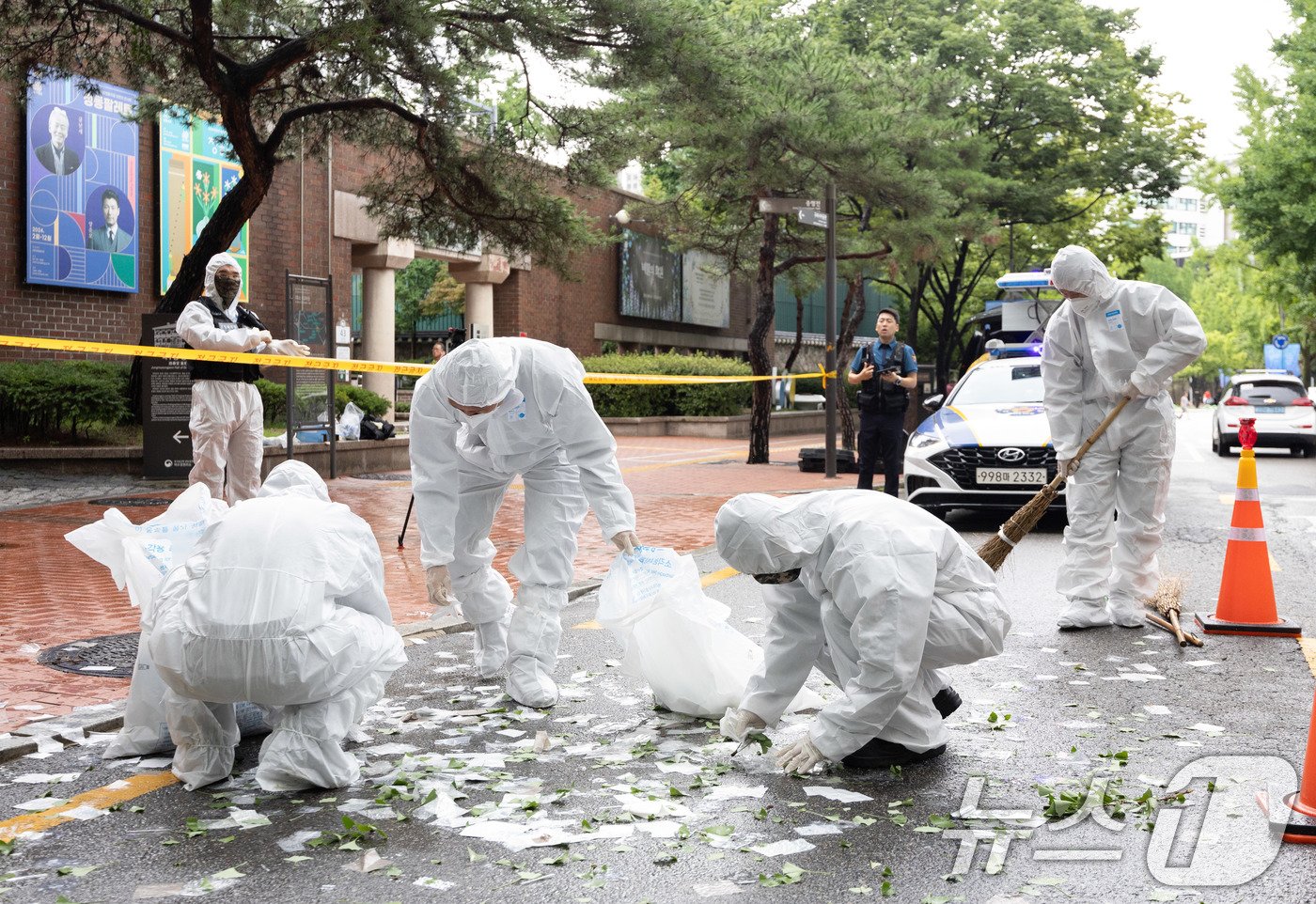 본문 이미지 - 북한이 대남 오물풍선을 살포한 24일 오전 서울 중구 정동길 인근에서 군 장병들이 내용물을 치우고 있다. 2024.7.24/뉴스1 ⓒ News1 이재명 기자