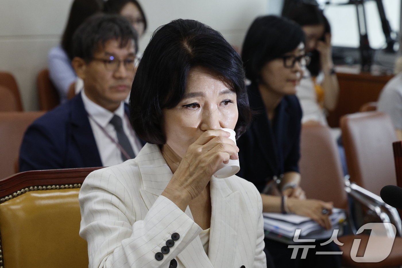 본문 이미지 - 이진숙 방송통신위원회 위원장 후보자가 24일 오전 서울 여의도 국회 과학기술정보방송통신위원회에서 열린 인사청문회에 출석해 물을 마시고 있다. 2024.7.24/뉴스1 ⓒ News1 안은나 기자