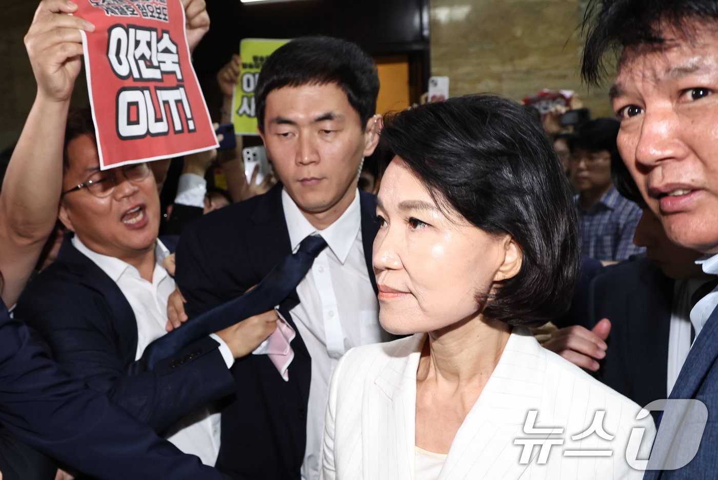 본문 이미지 - 이진숙 방송통신위원회 위원장 후보자가 24일 오전 서울 여의도 국회 과학기술정보방송통신위원회에서 열린 인사청문회에 야당 언론단체의 항의를 받으며 출석하고 있다. 2024.7.24/뉴스1 ⓒ News1 구윤성 기자