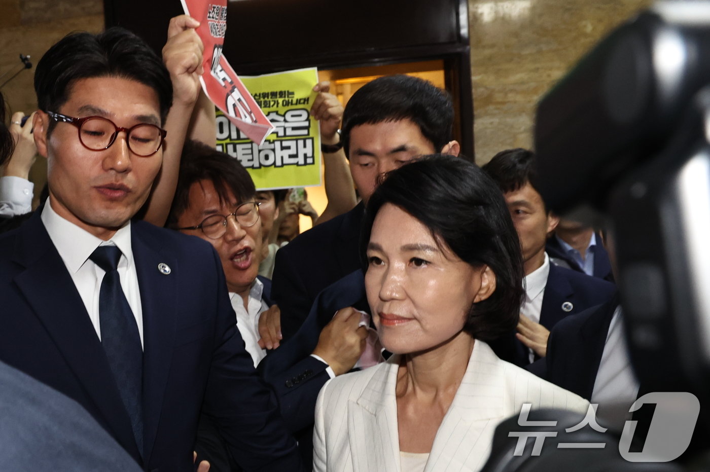 본문 이미지 - 이진숙 방송통신위원회 위원장 후보자가 24일 오전 서울 여의도 국회 과학기술정보방송통신위원회에서 열리는 인사청문회에 야당과 언론단체의 항의를 받으며 출석하고 있다. 2024.7.24/뉴스1 ⓒ News1 구윤성 기자