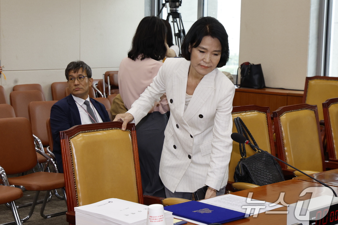 (서울=뉴스1) 안은나 기자 = 이진숙 방송통신위원회 위원장 후보자가 24일 오전 서울 여의도 국회 과학기술정보방송통신위원회에서 열린 인사청문회에 출석하고 있다. 2024.7.24 …