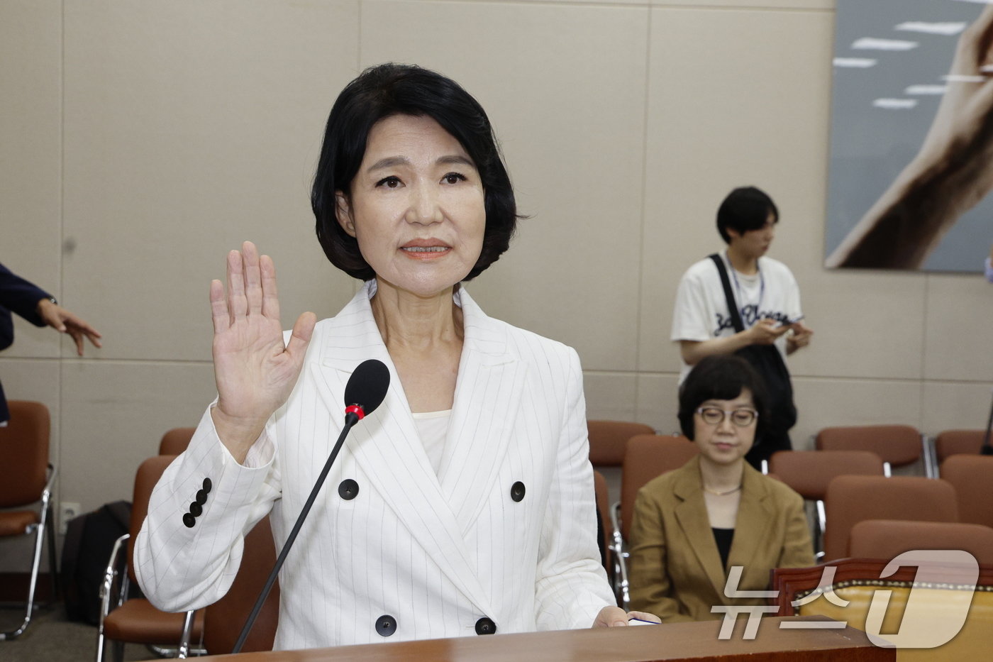 본문 이미지 - 이진숙 방송통신위원회 위원장 후보자가 24일 오전 서울 여의도 국회 과학기술정보방송통신위원회에서 열린 인사청문회에 출석해 선서를 하고 있다. 2024.7.24/뉴스1 ⓒ News1 안은나 기자