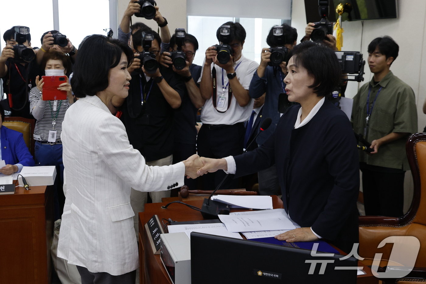 본문 이미지 - 이진숙 방송통신위원회 위원장 후보자가 24일 오전 서울 여의도 국회 과학기술정보방송통신위원회에서 열린 인사청문회에서 최민희 위원장에게 선서문을 제출한 후 악수하고 있다. 2024.7.24/뉴스1 ⓒ News1 안은나 기자