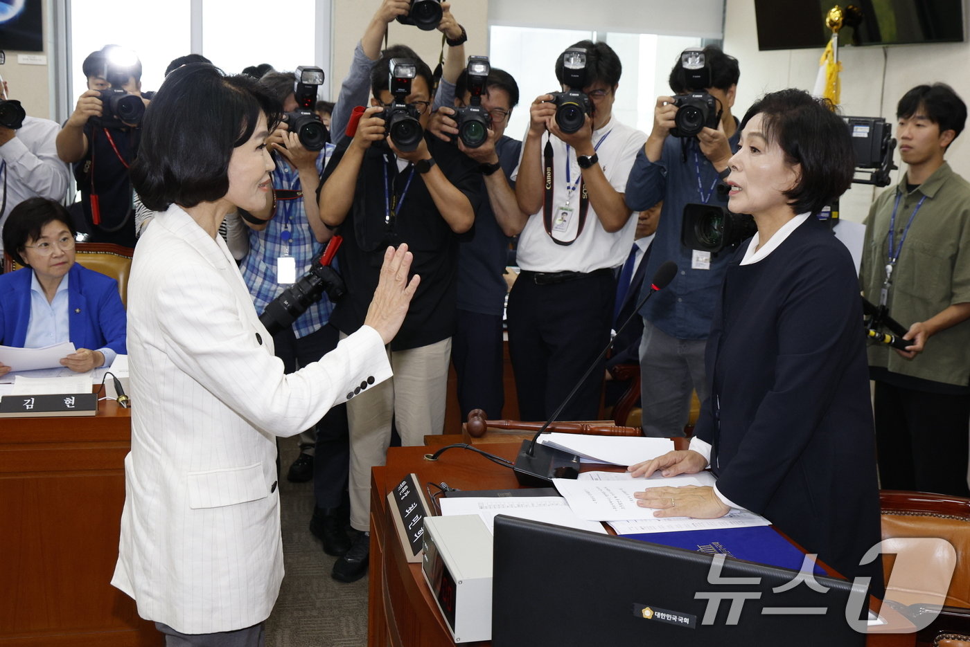 본문 이미지 - 이진숙 방송통신위원회 위원장 후보자가 24일 오전 서울 여의도 국회 과학기술정보방송통신위원회에서 열린 인사청문회에서 최민희 위원장과 대화하고 있다. 2024.7.24/뉴스1 ⓒ News1 안은나 기자