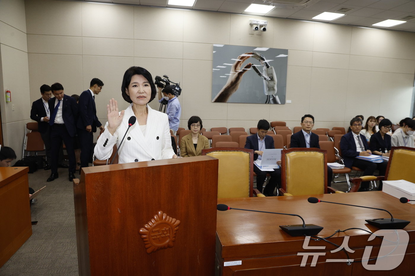 본문 이미지 - 이진숙 방송통신위원회 위원장 후보자가 24일 오전 서울 여의도 국회 과학기술정보방송통신위원회에서 열린 인사청문회에 출석해 선서를 하고 있다. 2024.7.24/뉴스1 ⓒ News1 안은나 기자