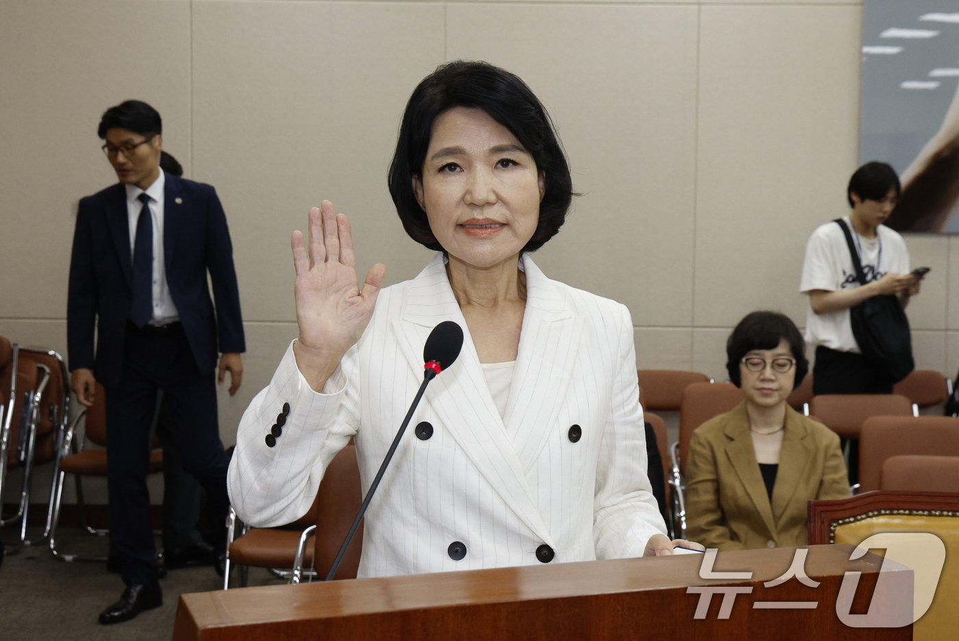 이진숙 방송통신위원회 위원장 후보자가 24일 오전 서울 여의도 국회 과학기술정보방송통신위원회에서 열린 인사청문회에 출석해 선서를 하고 있다. 2024.7.24/뉴스1 ⓒ News1 안은나 기자