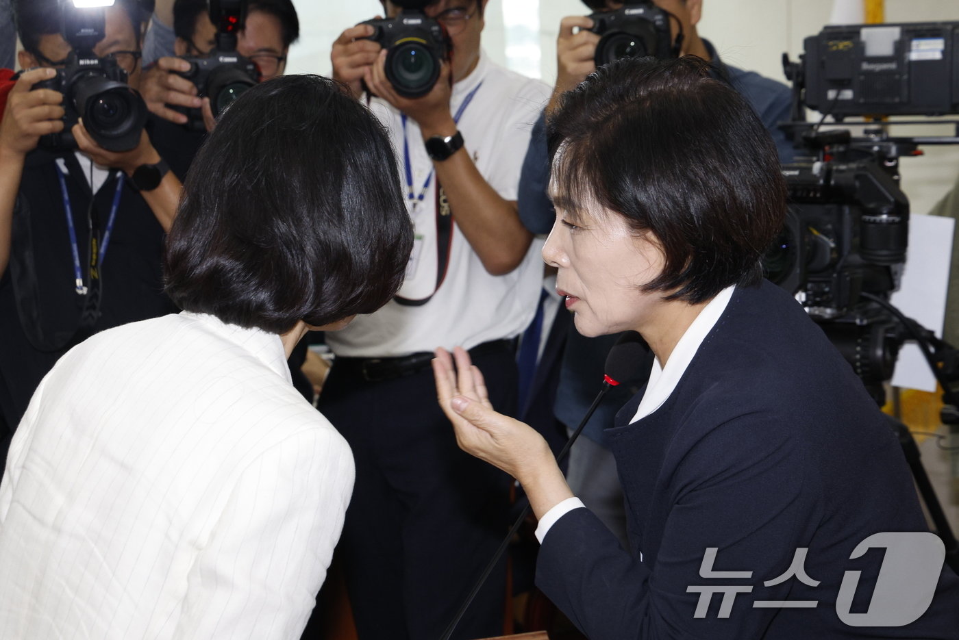 본문 이미지 - 이진숙 방송통신위원회 위원장 후보자가 24일 오전 서울 여의도 국회 과학기술정보방송통신위원회에서 열린 인사청문회에서 최민희 위원장과 대화하고 있다. 2024.7.24/뉴스1 ⓒ News1 안은나 기자