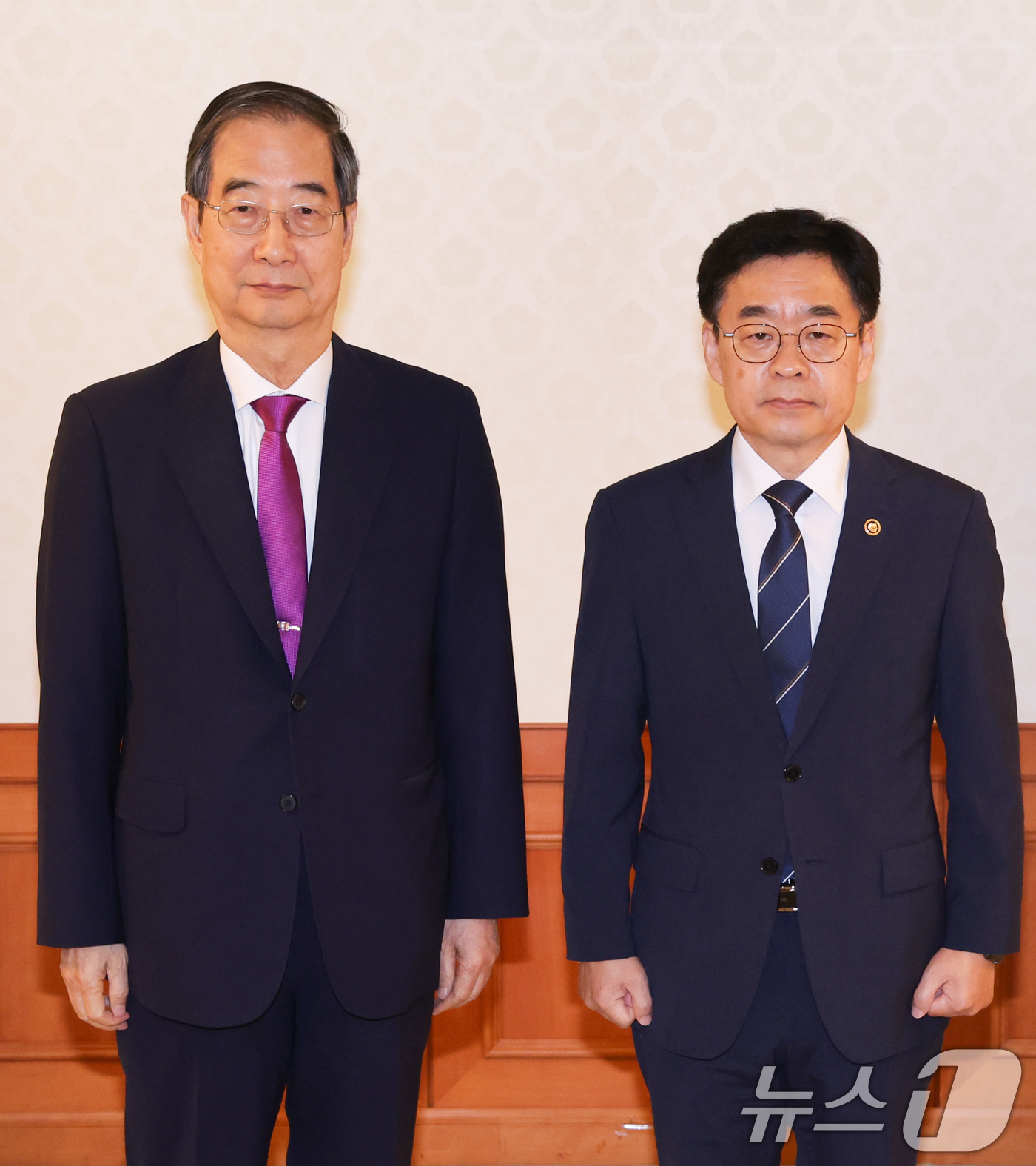 (서울=뉴스1) 허경 기자 = 한덕수 국무총리가 24일 서울 종로구 정부서울청사에서 열린 차관급 임명장 수여식에 장동언 기상청장에게 임명장을 수여한 뒤 기념촬영을 하고 있다. 20 …