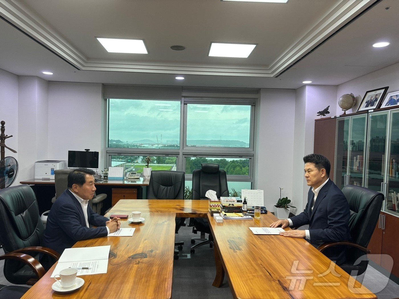 본문 이미지 - 나동연 시장이 23일 김태호 국회의원을 만나 현안사업에 대한 건의를 하고 있다. (양산시 제공)