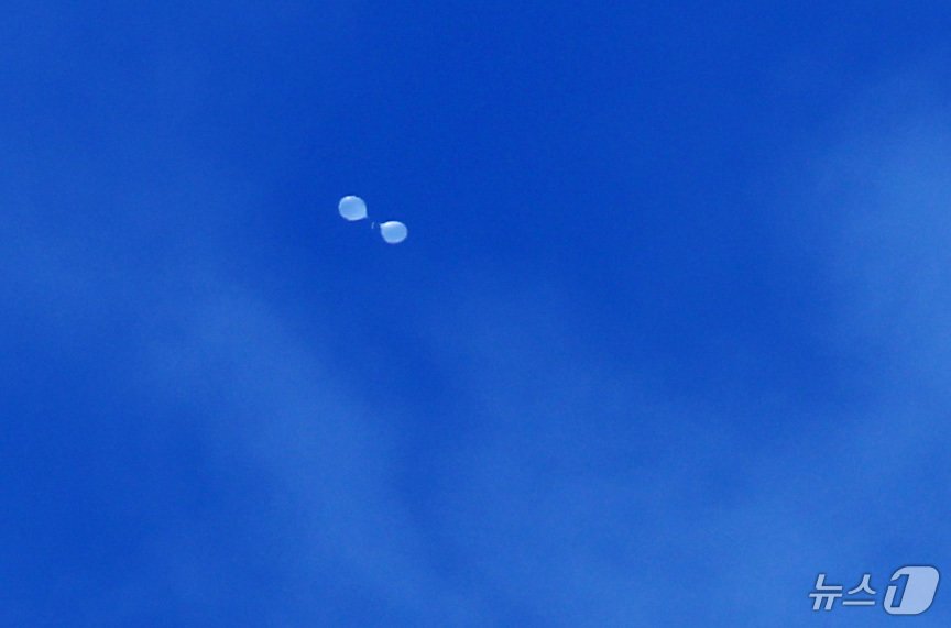 본문 이미지 - 24일 오전 서울 용산구에서 바라본 상공에 북한이 부양한 것으로 추정되는 대남 오물풍선이 떠 있다. 2024.7.24/뉴스1 ⓒ News1 박지혜 기자