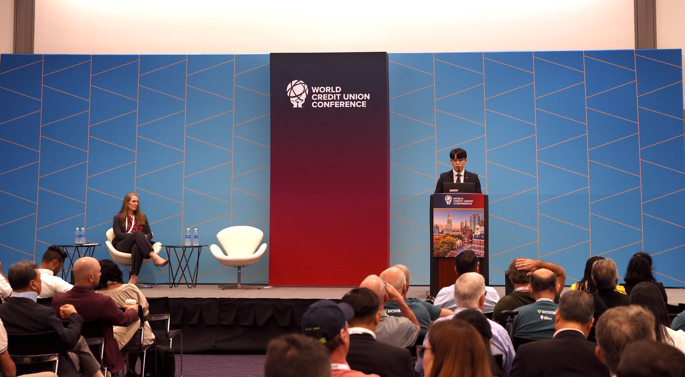 본문 이미지 - 미국 보스턴에서 개최된 2024년 세계신협 콘퍼런스에서 분할강연 세션에 참여한 신협중앙회 손영우 주임 (신협중앙회 제공)