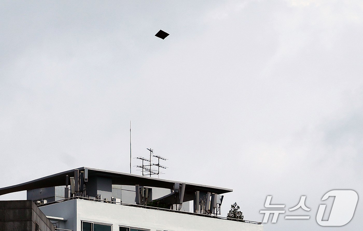 본문 이미지 - 24일 오전 서울 용산구 대통령실 상공으로 북한이 부양한 것으로 추정되는 대남 오물풍선 쓰레기가 떨어지고 있다. 대통령실은 이날 경내에 북한에서 날려 보낸 오물풍선이 다수 발견돼 긴급 조치에 나섰다. 대통령실 청사 인근에 오물풍선이 떨어진 적은 있지만 경내에서 낙하물이 발견된 것은 이번이 처음이다. 앞서 북한은 이날 오전부터 대남 오물풍선을 다시 살포하며 10번째 풍선 도발에 나섰다. 2024.7.24/뉴스1 ⓒ News1 박지혜 기자