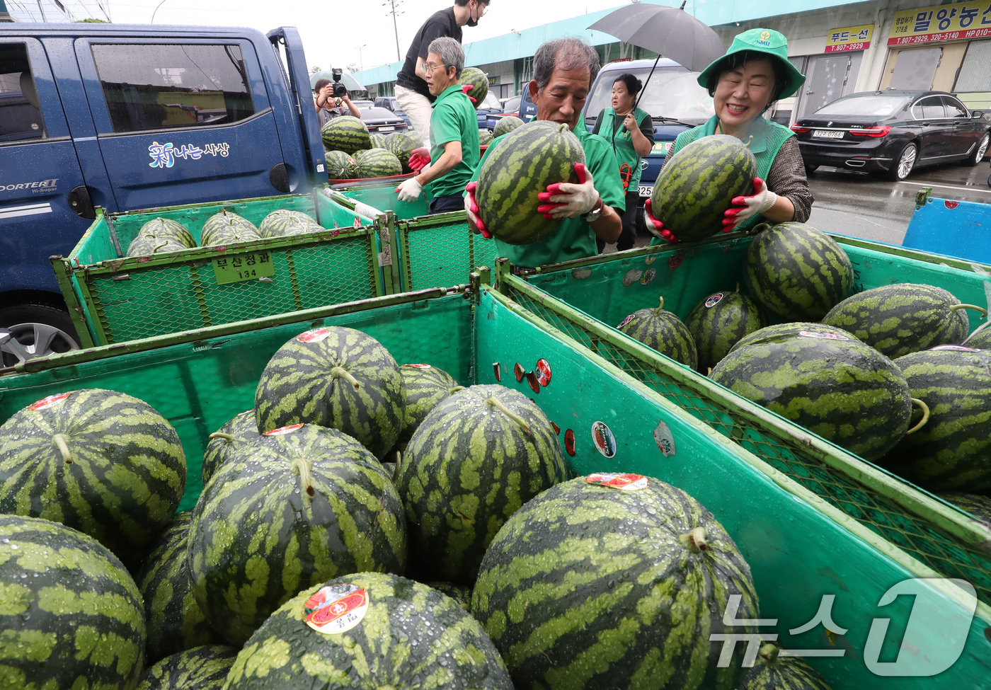 (부산=뉴스1) 윤일지 기자 = 24일 오전 부산 사상구 엄궁농산물도매시장에서 도매시장 유통종사자들이 소외계층에 전달할 수박을 차량에 옮겨 싣고 있다.엄궁농산물도매시장 관리사업소는 …