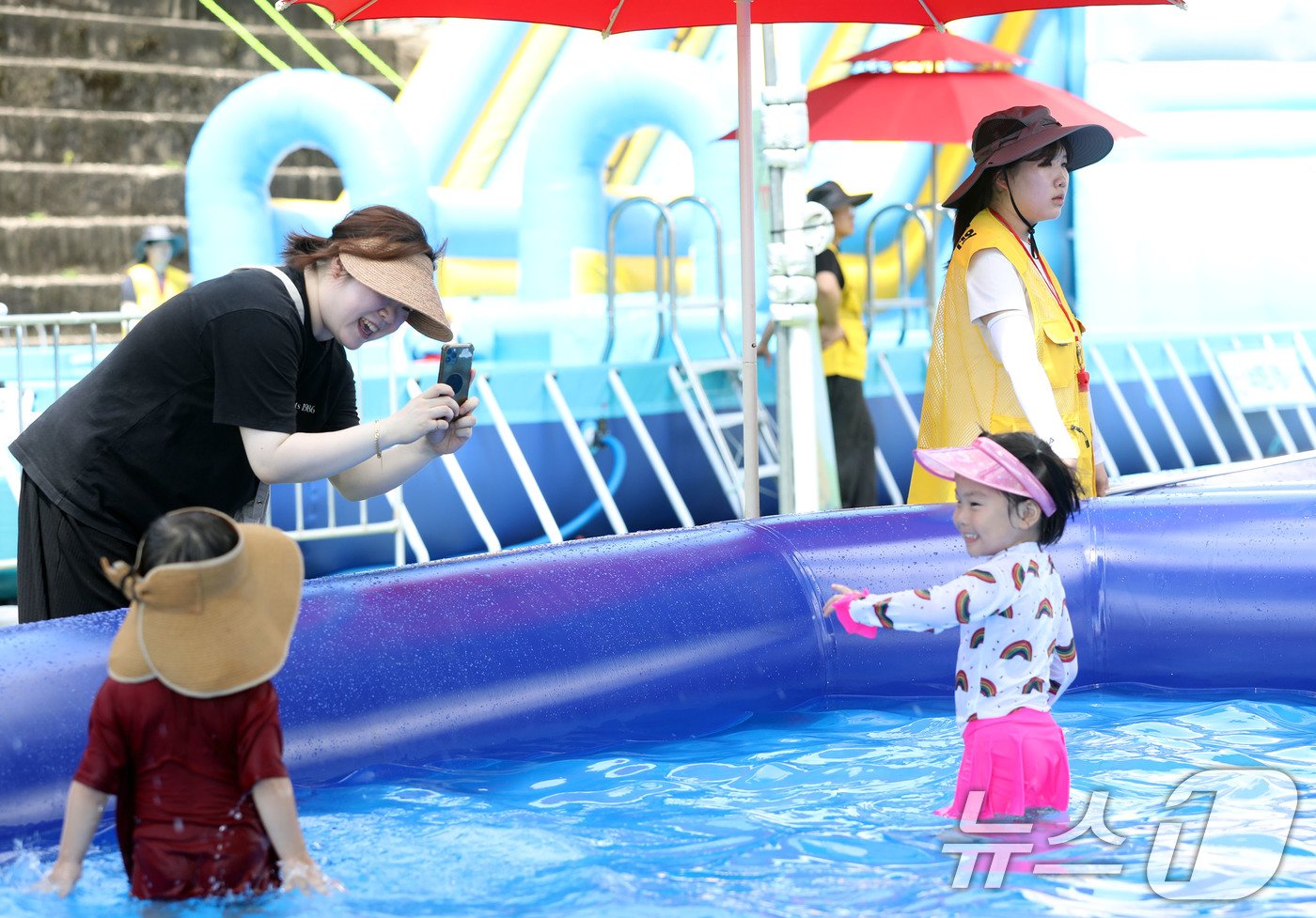 본문 이미지 - 광주·전남 지역에 폭염이 기승을 부리고 있는 24일 광주 북구 우산동 동강대학교에 설치된 물놀이장에서 아이들이 물놀이를 즐기고 있다.2024.7.24/뉴스1 ⓒ News1 박지현 기자