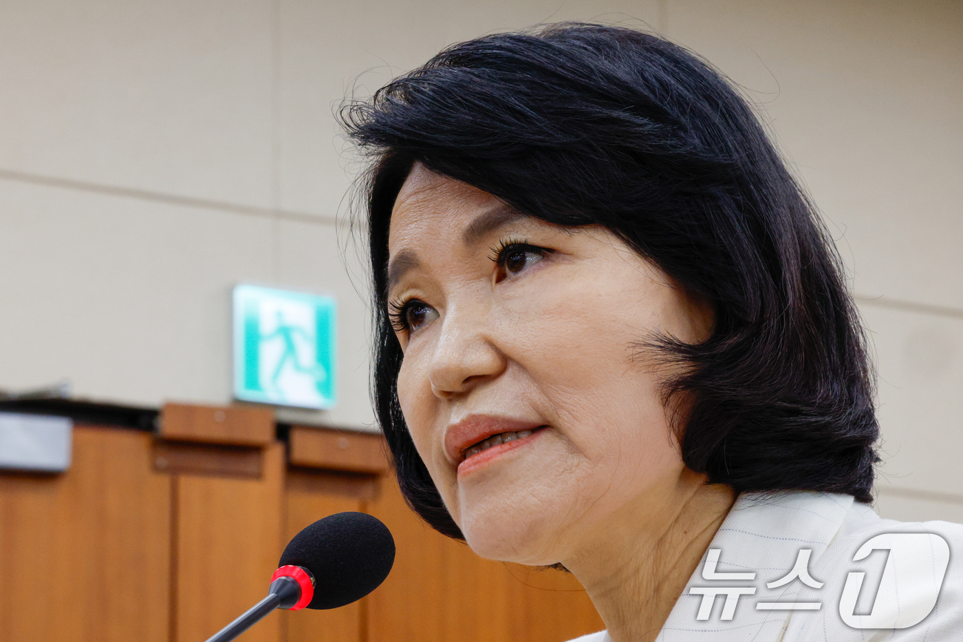 (서울=뉴스1) 안은나 기자 = 이진숙 방송통신위원회 위원장 후보자가 24일 오전 서울 여의도 국회 과학기술정보방송통신위원회에서 열린 인사청문회에서 의원 질의에 답하고 있다. 20 …