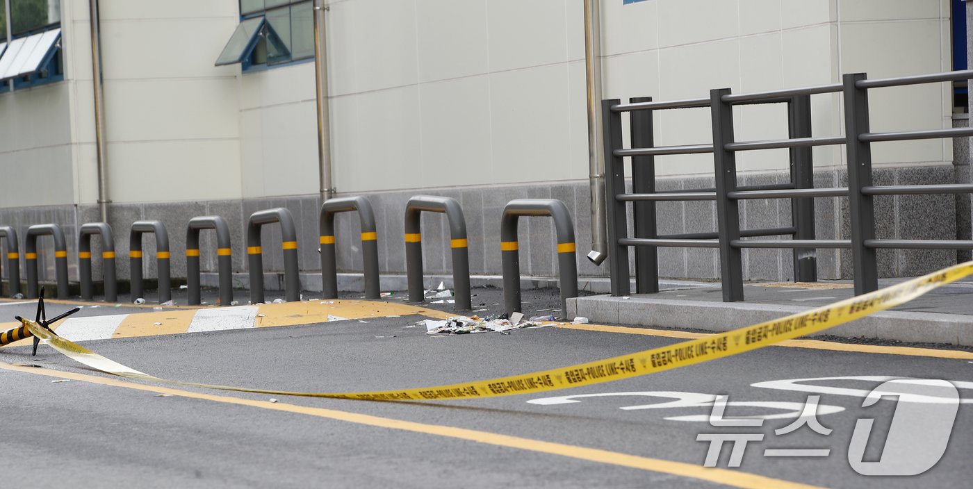 본문 이미지 - 24일 서울 도봉구 녹천역 인근 도로에 북한에서 부양한 대남쓰레기 풍선 내용물이 떨어져 있다. 2024.7.24/뉴스1 ⓒ News1 권현진 기자