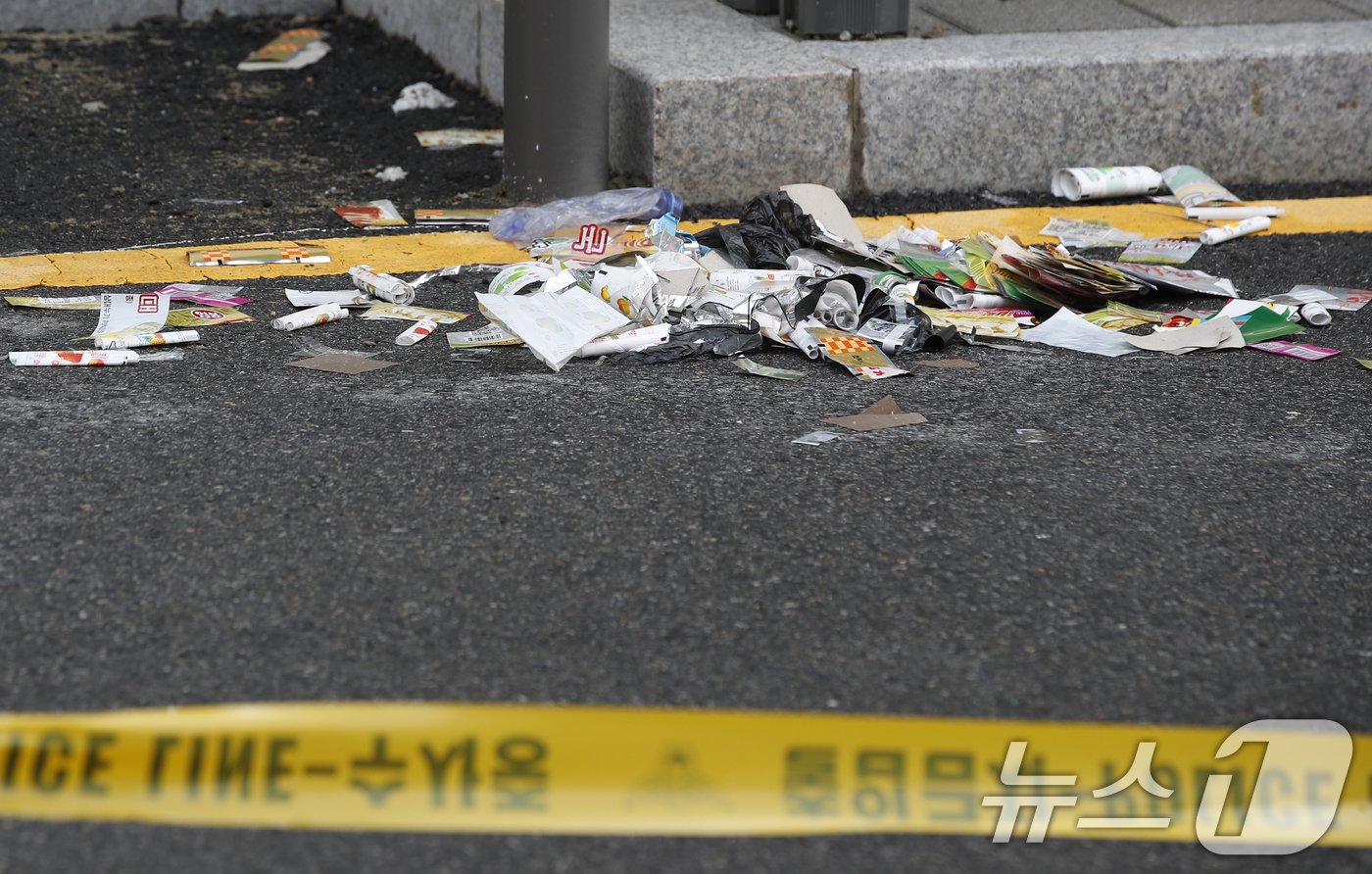 24일 서울 도봉구 녹천역 인근 도로에 북한에서 부양한 대남쓰레기 풍선 내용물이 떨어져 있다. 2024.7.24/뉴스1 ⓒ News1 권현진 기자