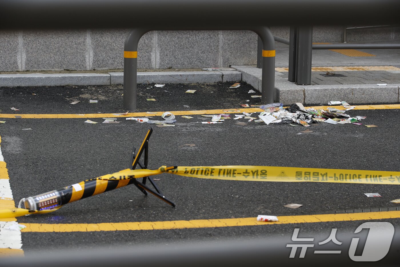 본문 이미지 - 24일 서울 도봉구 녹천역 인근 도로에 북한에서 부양한 대남쓰레기 풍선 내용물이 떨어져 있다. 2024.7.24/뉴스1 ⓒ News1 권현진 기자