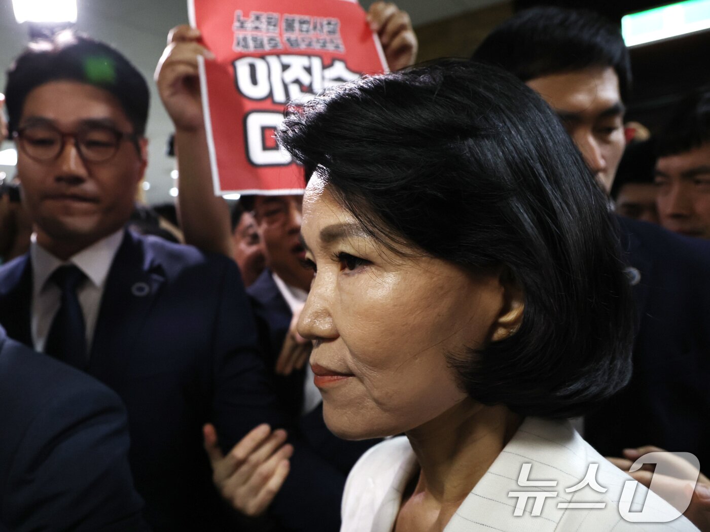 최민희, 이진숙에 귓속말 