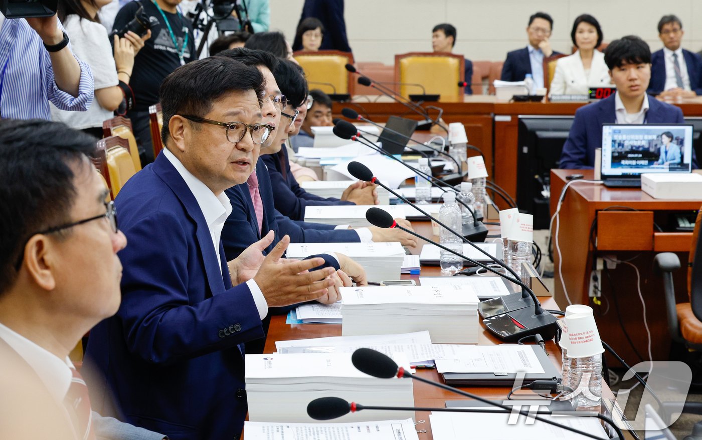 본문 이미지 - 김장겸 국민의힘 의원이 24일 오전 서울 여의도 국회 과학기술정보방송통신위원회에서 열린 이진숙 방송통신위원장 후보자 인사청문회에서 최민희 위원장을 향해 뉴스타파 등 5개 매체 취재 제한을 요구하고 있다. 2024.7.24/뉴스1 ⓒ News1 안은나 기자