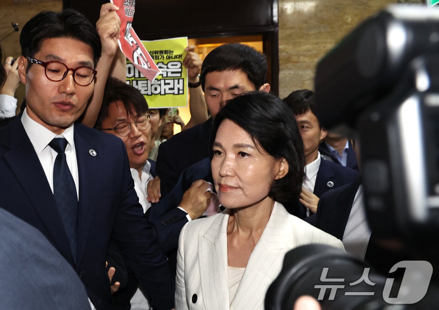 본문 이미지 - 이진숙 방송통신위원회 위원장 후보자가 24일 오전 서울 여의도 국회 과학기술정보방송통신위원회에서 열리는 인사청문회에 야당과 언론단체의 항의를 받으며 출석하고 있다. 2024.7.24/뉴스1 ⓒ News1 구윤성 기자
