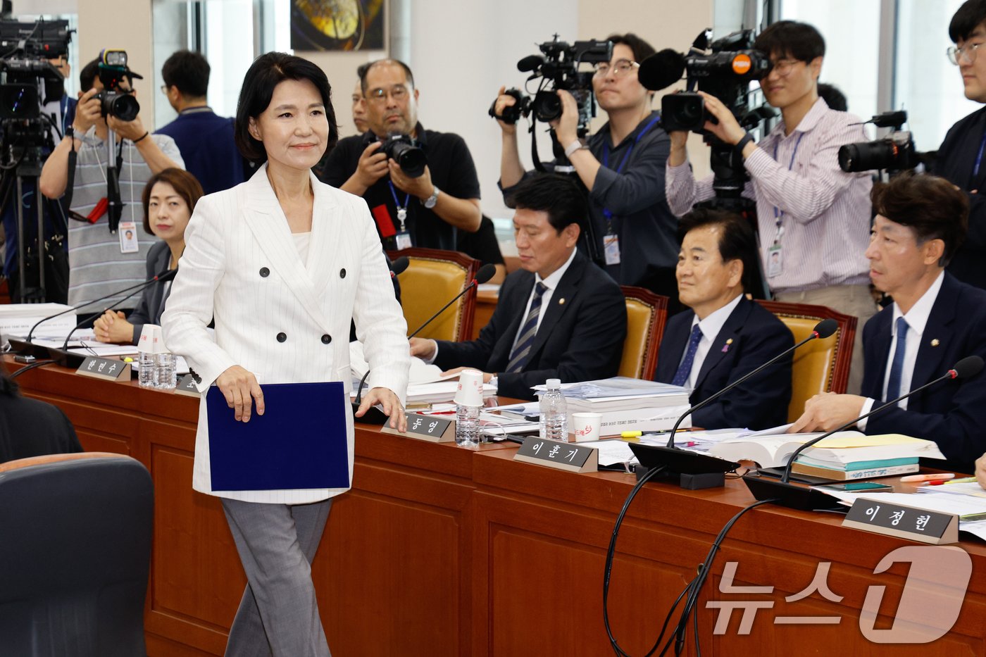 이진숙 방송통신위원회 위원장 후보자가 24일 오전 서울 여의도 국회 과학기술정보방송통신위원회에서 열린 인사청문회에서 선서문을 제출하기 위해 최민희 위원장석으로 향하고 있다. 2024.7.24/뉴스1 ⓒ News1 안은나 기자