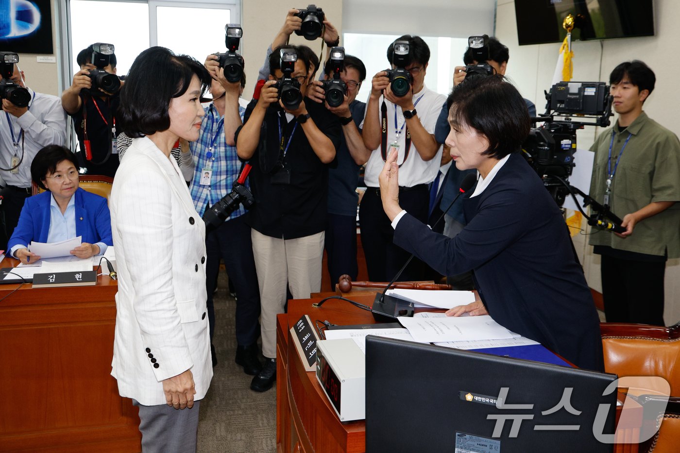 24일 오전 서울 여의도 국회 과학기술정보방송통신위원회에서 열린 이진숙 방송통신위원장 후보자 인사청문회에서 최민희 위원장이 이 후보자가 선서문을 제출할 때 인사를 하지 않고 가자 다시 불러 얘기하고 있다. 2024.7.24/뉴스1 ⓒ News1 안은나 기자