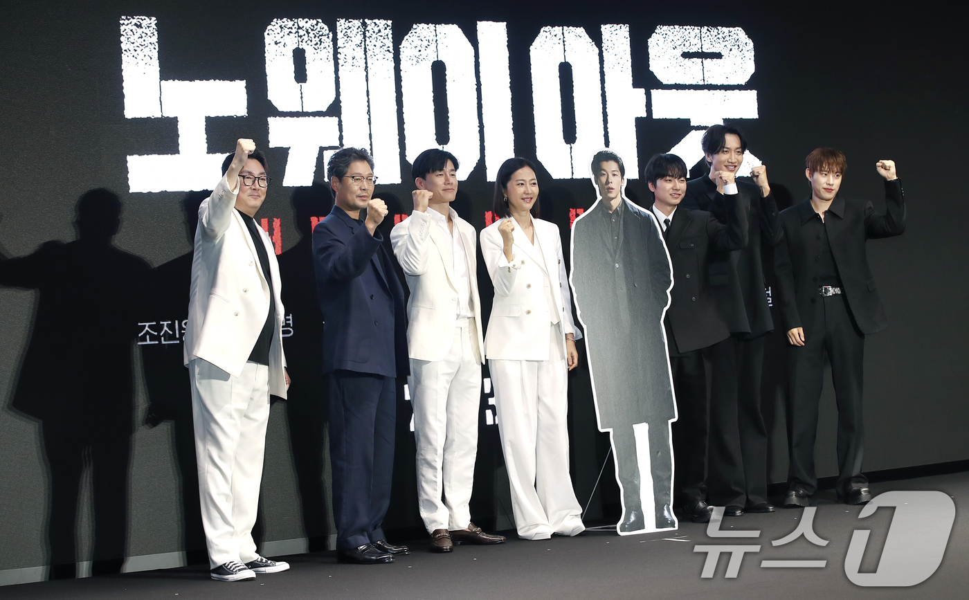 (서울=뉴스1) 권현진 기자 = 배우 조진웅(왼쪽부터)과 유재명, 김무열, 염정아, 성유빈, 이광수, 김성철이 24일 서울 영등포구 콘래드 서울 호텔에서 열린 디즈니+ 시리즈 '노 …