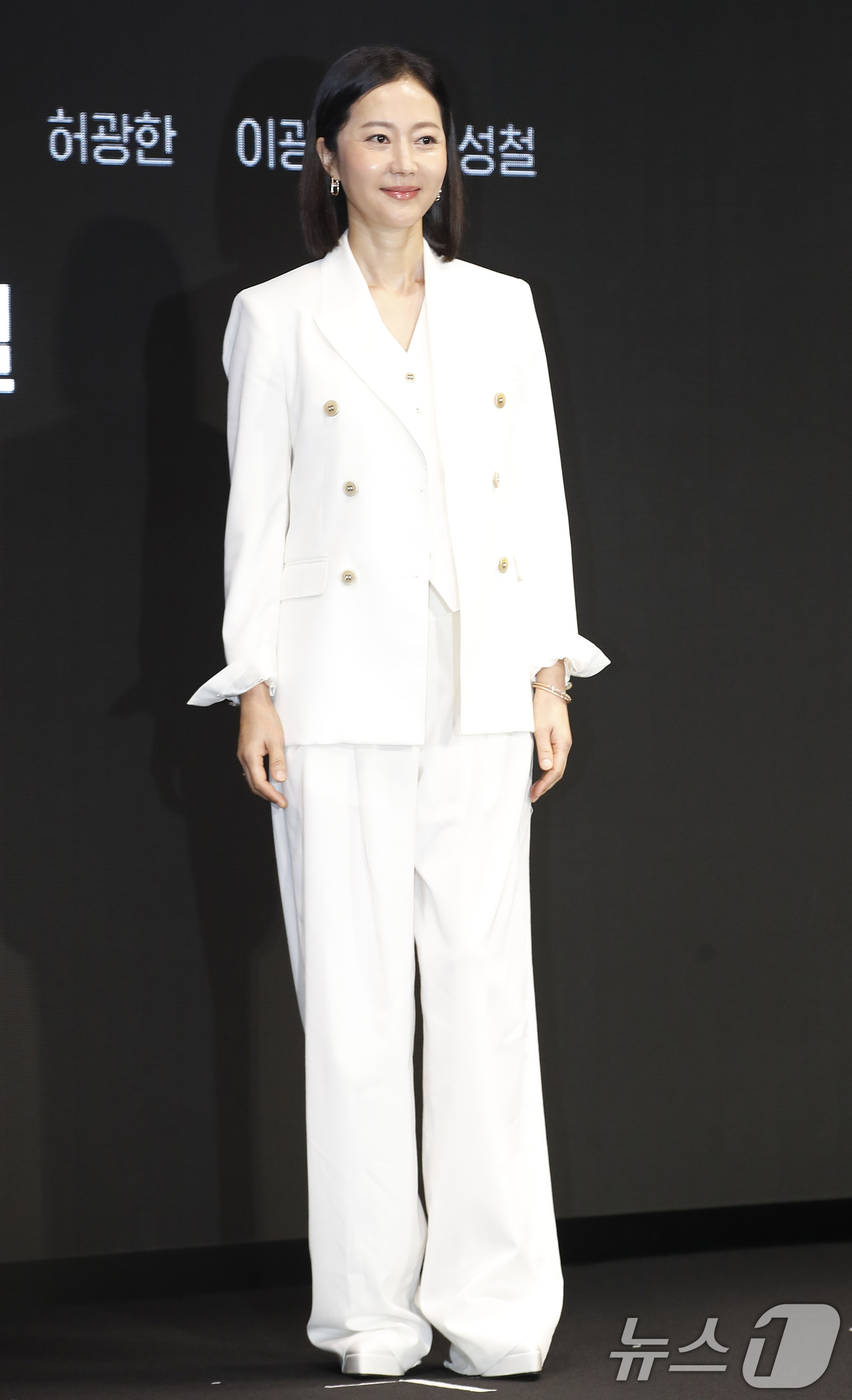 (서울=뉴스1) 권현진 기자 = 배우 염정아가 24일 서울 영등포구 콘래드 서울 호텔에서 열린 디즈니+ 시리즈 '노 웨이 아웃 : 더 룰렛' 제작발표회에서 포즈를 취하고 있다.'노 …