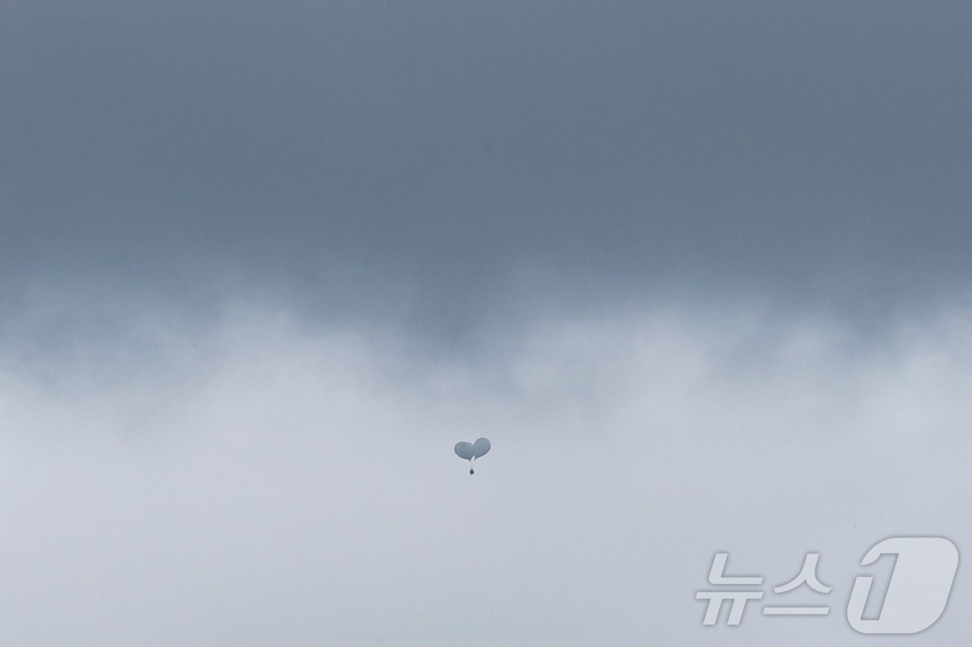 본문 이미지 - 북한이 10번째 대남 오물풍선을 살포한 24일 경기 파주시 오두산통일전망대에서 바라본 북한 개풍군 마을 일대 상공 위로 오물풍선이 떠나니고 있다. 2024.7.24/뉴스1 ⓒ News1 김도우 기자