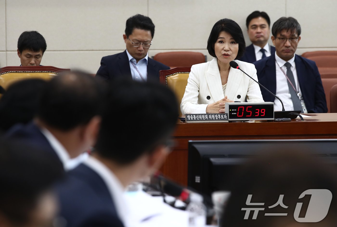 본문 이미지 - 이진숙 방송통신위원회 위원장 후보자가 24일 오전 서울 여의도 국회 과학기술정보방송통신위원회에서 열린 인사청문회에서 의원질의에 답하고 있다. 2024.7.24/뉴스1 ⓒ News1 이광호 기자