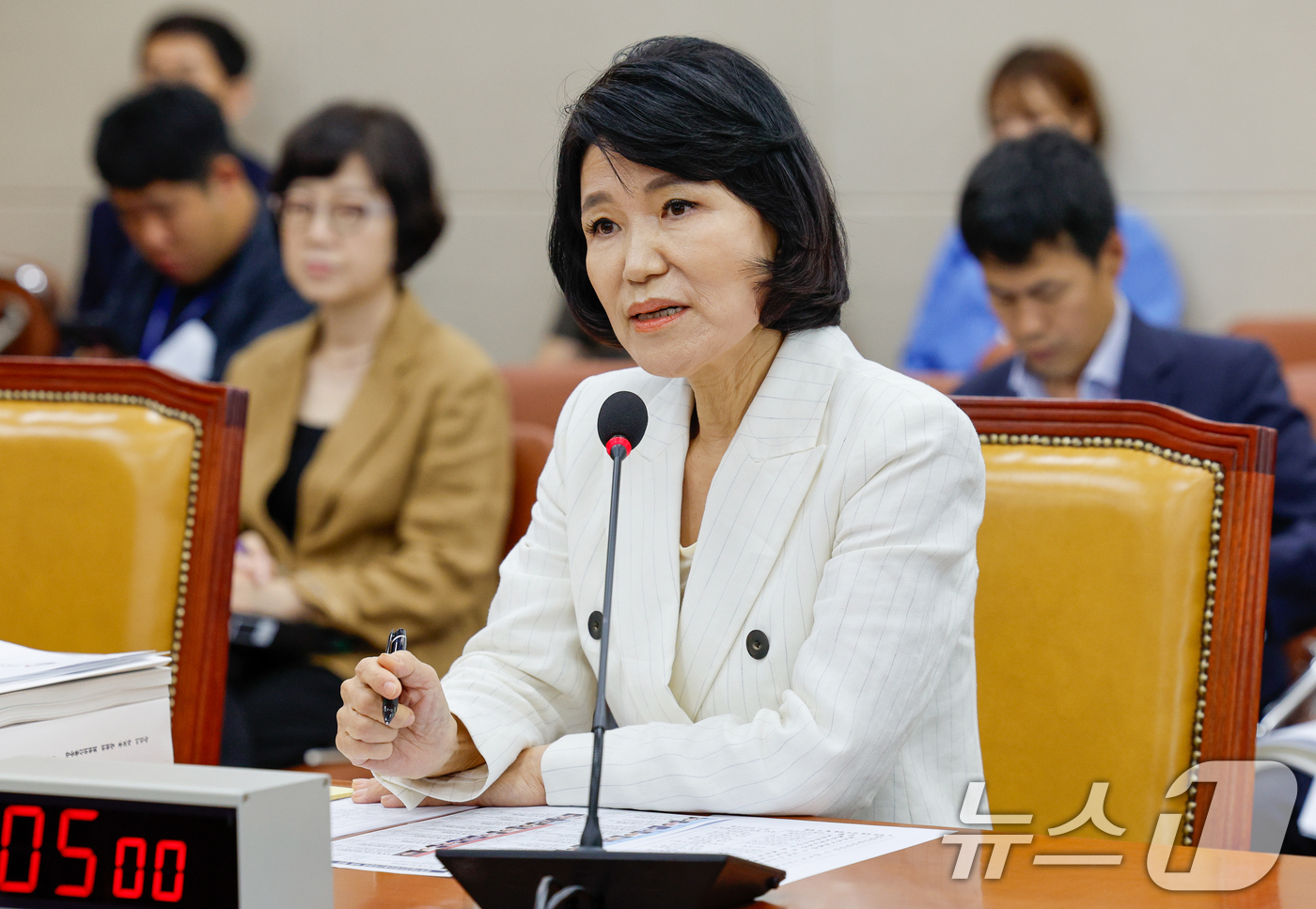 (서울=뉴스1) 안은나 기자 = 이진숙 방송통신위원회 위원장 후보자가 24일 오전 서울 여의도 국회 과학기술정보방송통신위원회에서 열린 인사청문회에서 의원 질의에 답하고 있다. 20 …