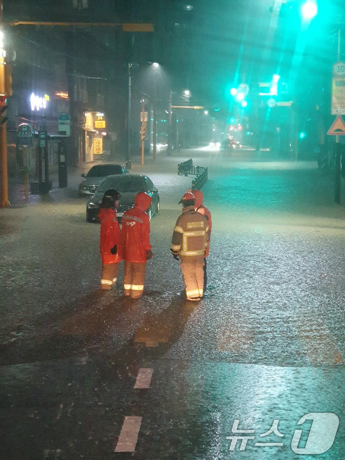 본문 이미지 - 24일 오전 부산 사하구의 한 도로가 집중호우로 인해 침수돼 있다. (부산소방재난본부 제공) 2024.7.24/뉴스1 ⓒ News1 윤일지 기자