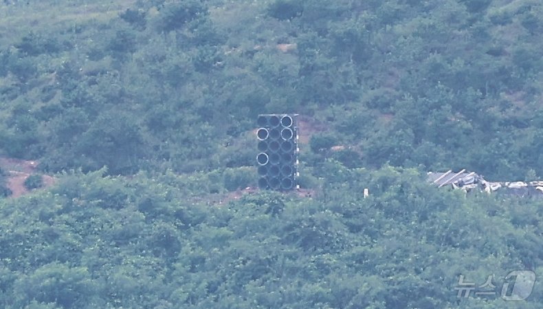 본문 이미지 - 북한이 10번째 대남 오물풍선을 살포한 24일 경기 파주시 오두산통일전망대에서 바라본 북한 개풍군 마을 일대 북한 초소 인근에 대남확성기로 추정되는 구조물이 설치돼 있다. 2024.7.24/뉴스1 ⓒ News1 김도우 기자