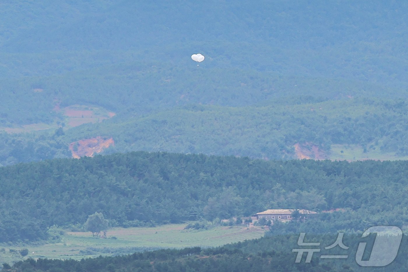 본문 이미지 - 북한이 10번째 대남 오물풍선을 살포한 24일 경기 파주시 오두산통일전망대에서 바라본 북한 개풍군 마을 일대에서 오물풍선이 상공으로 오르고 있다. 2024.7.24/뉴스1 ⓒ News1 김도우 기자