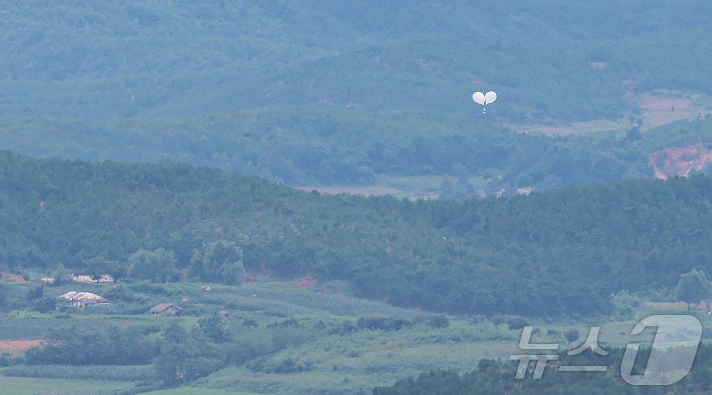 본문 이미지 - 북한이 10번째 대남 오물풍선을 살포한 24일 경기 파주시 오두산통일전망대에서 바라본 북한 개풍군 마을 일대에서 오물풍선이 상공으로 오르고 있다. 2024.7.24/뉴스1 ⓒ News1 김도우 기자