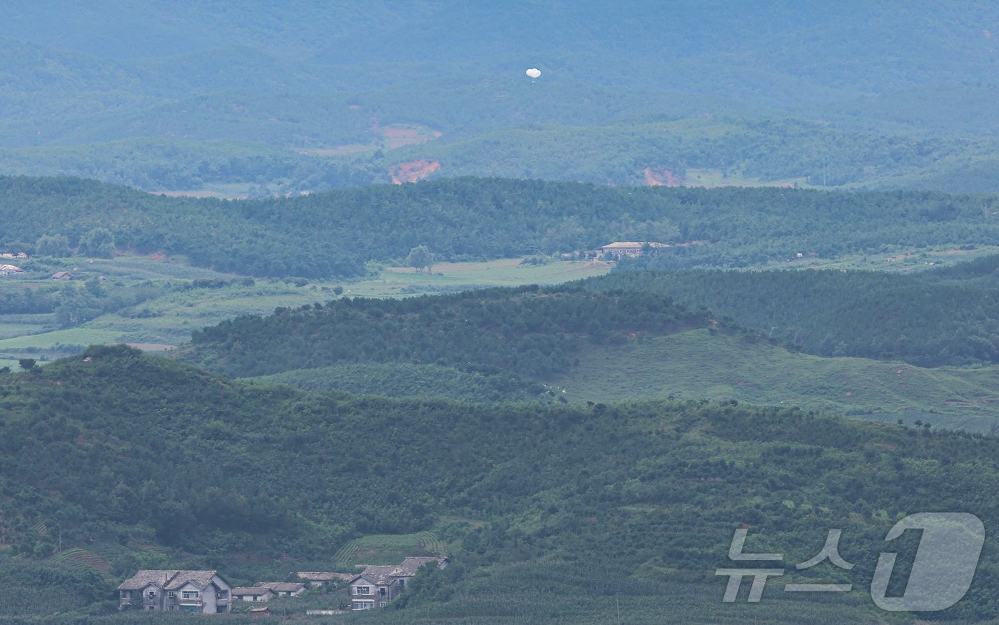 본문 이미지 - 북한이 10번째 대남 오물풍선을 살포한 24일 경기 파주시 오두산통일전망대에서 바라본 북한 개풍군 마을 일대에서 오물풍선이 상공으로 오르고 있다. 2024.7.24/뉴스1 ⓒ News1 김도우 기자