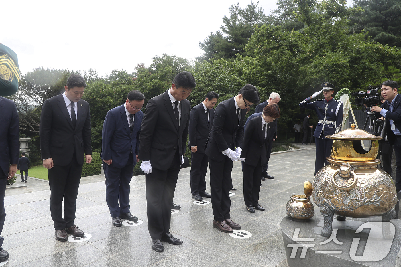 (서울=뉴스1) 안은나 기자 = 한동훈 국민의힘 신임 대표와 추경호 원내대표 등 지도부가 24일 오전 서울 동작구 국립서울현충원에서 박정희 전 대통령 묘역을 참배하고 있다. (국민 …